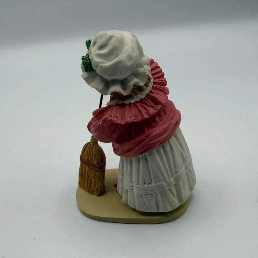 Charming House 1987 Mrs. Higgins‎ Ceramic Figurine Sweeping Broom Holiday Decor